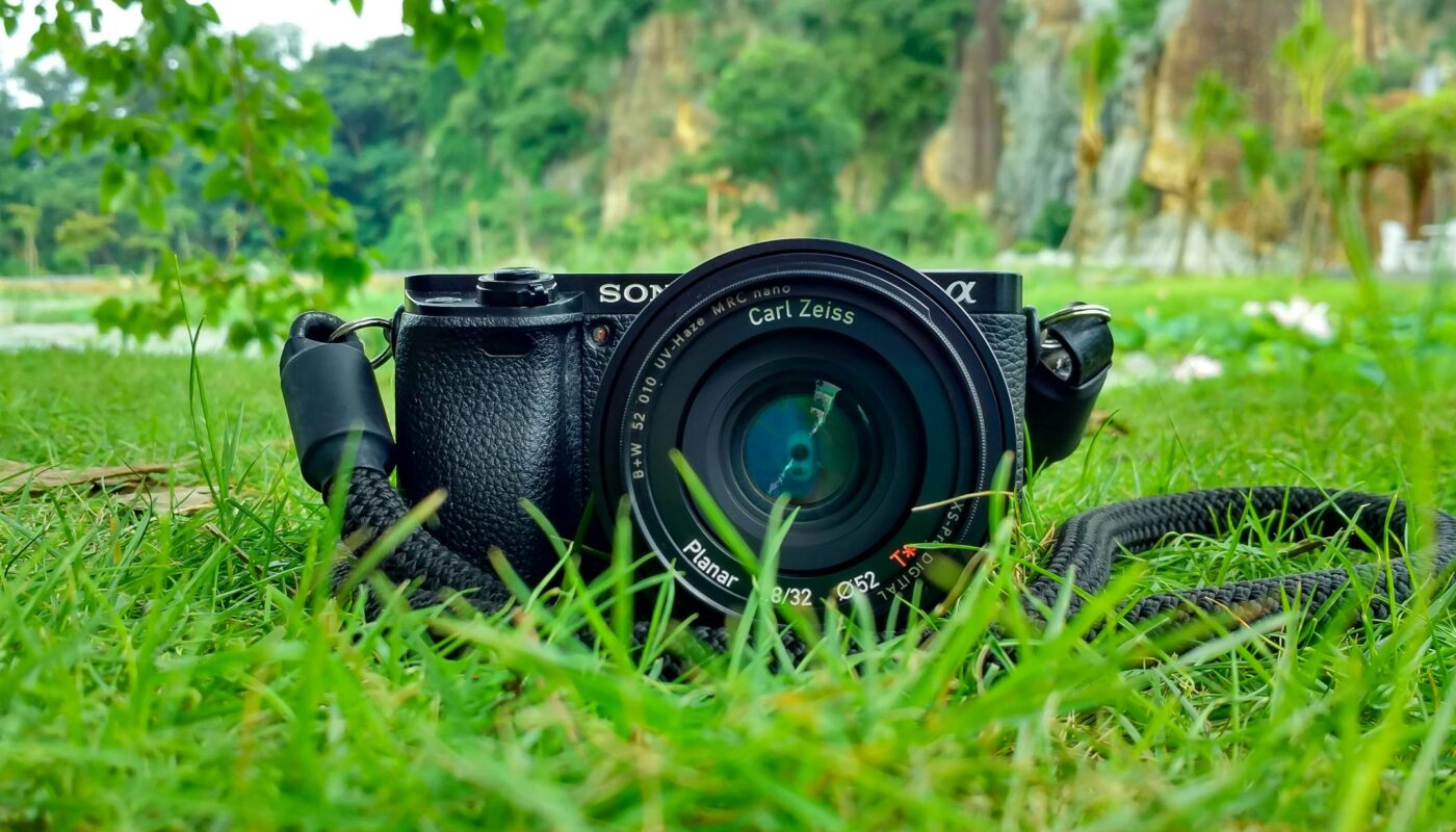 https://www.pexels.com/photo/black-sony-dslr-camera-on-green-grass-in-front-of-brown-and-green-mountain-225157/