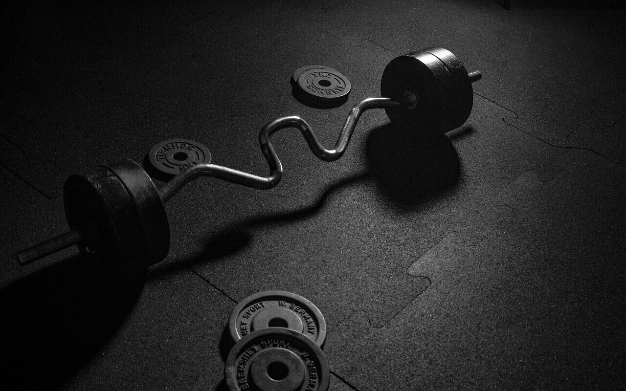 https://cdn.pixabay.com/photo/2017/01/09/11/30/dumbbell-1966247_1280.jpg